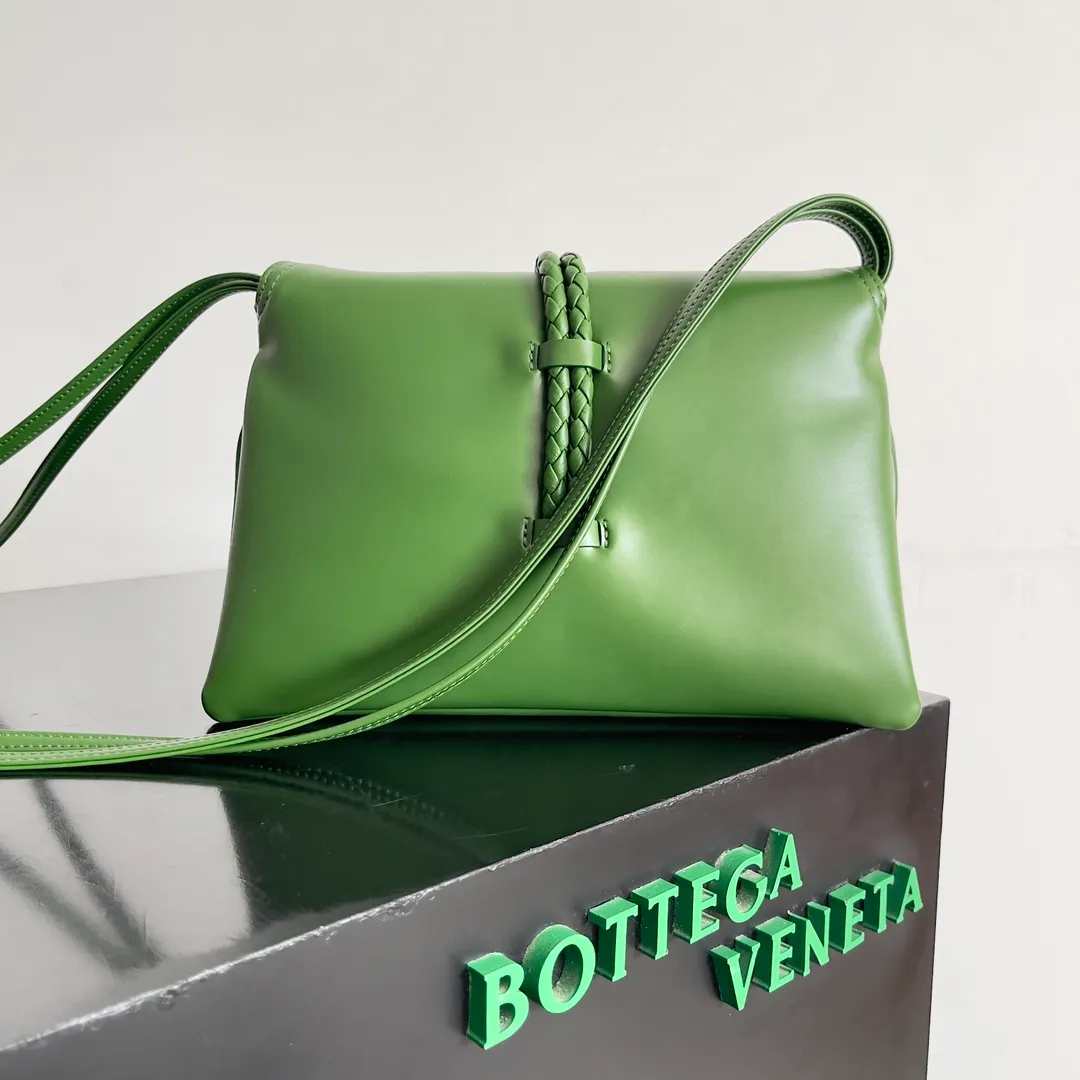 Batch 1520 Inspired by the 1970s, the Bottega Veneta women's logo shoulder bag has a smooth leather surface that brings a clean and handsome feel, just like the neatness and tenacity of a working woman. The front buckle has high-quality hardware pendant body, the overall retro elegance, and the excellent leather feels soft. This Bottega Veneta series can be described as beautiful, weakening the complexity of the outfit, not competing for it, and only using the best quality to interpret itself. Style number: 806030 (small size) Size: 27*16*6cm